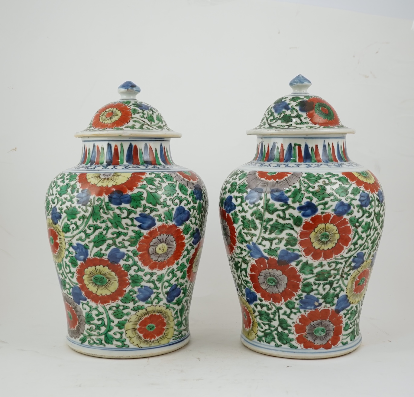 A pair of Chinese Transitional wucai vases and covers, Shunzhi / early Kangxi, late 17th century